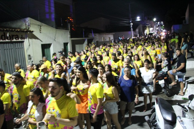 Momento do desfile do Bloco pelas ruas da cidade